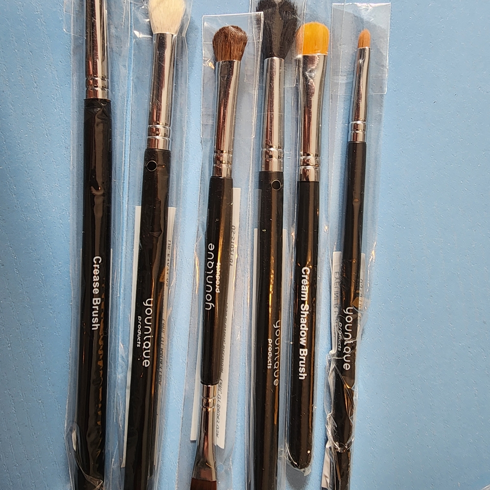Younique Professional Brush Set - Black and White - Picture 1 of 1